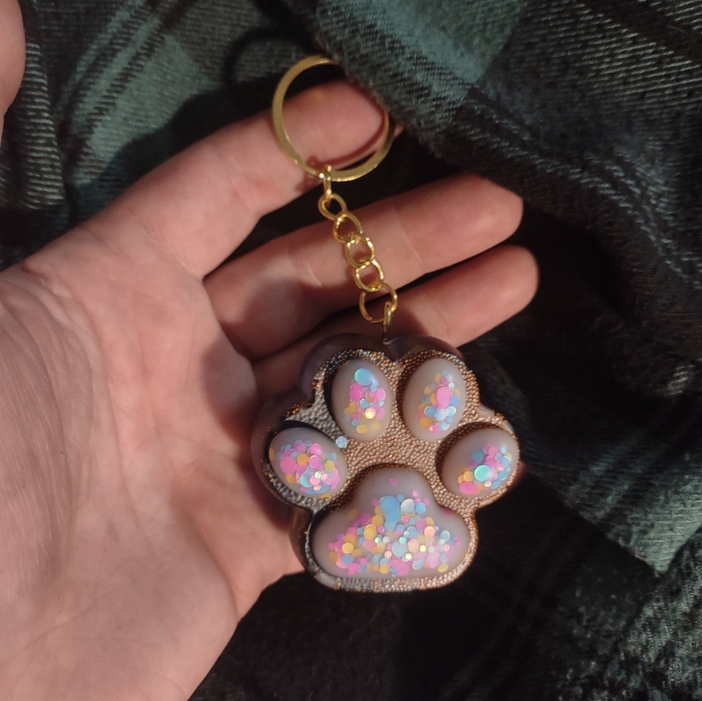 Resin 3D kitty paw keychain